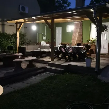 Fiona Kunyhoja Apartmanhaz
