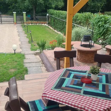 Fiona Kunyhoja Apartmanhaz
